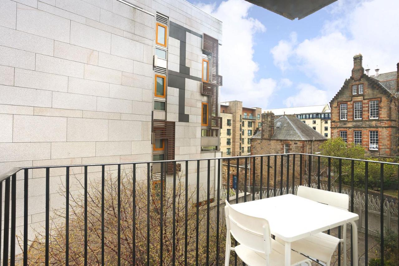 Joivy Contemporary Royal Mile Apartment With Balcony Edinburgh Exterior photo
