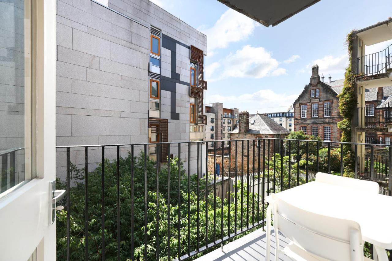Joivy Contemporary Royal Mile Apartment With Balcony Edinburgh Exterior photo